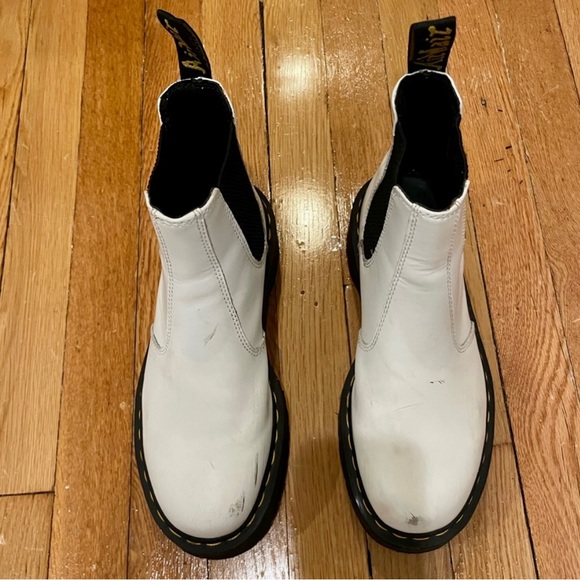 Dr. Martens 2976 SMOOTH LEATHER PLATFORM
CHELSEA BOOTS - Picture 2 of 9